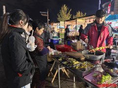 一米长的糖葫芦火了，有人特意跨城来长沙购买