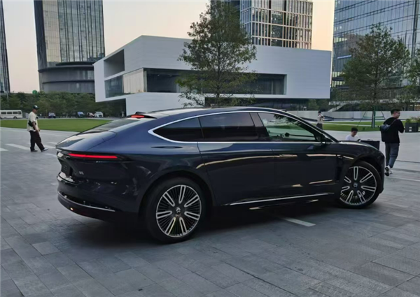 蔚来最贵量产电车 ET9实车首次曝光:大四座有前备箱