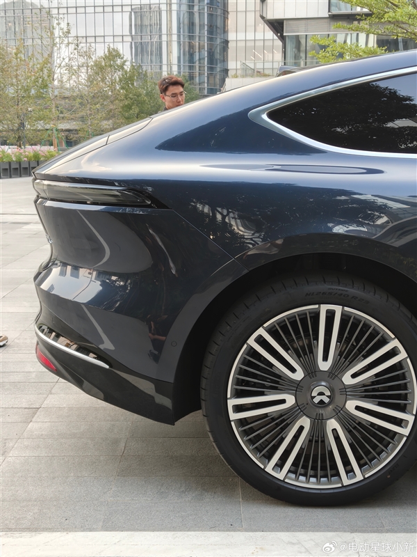 蔚来最贵量产电车 ET9实车首次曝光:大四座有前备箱