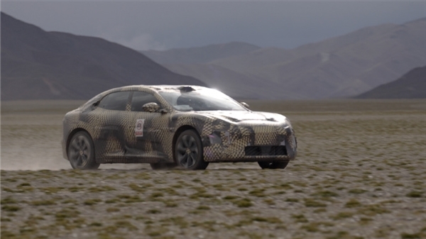 黑红双色车身设计亮眼!阿维塔E16最新预告图发布