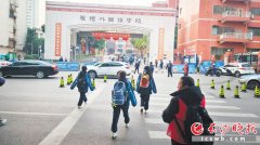 上下学高峰期险象环生，市民呼吁：“这里安装个红绿灯吧，让学子们能平安出
