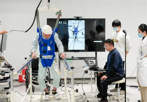 攻克两项世界空白技术难点后！复旦首创的脑脊接口让瘫痪者重新行走了！