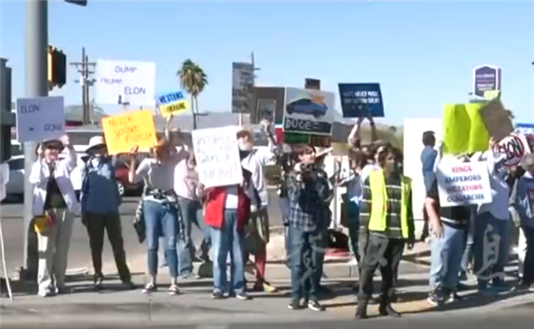 特斯拉美国车主被疯狂骚扰：车辆被塞小纸片 赶紧卖车