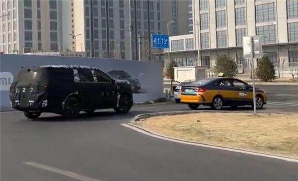 小孩哥喊话雷军出一款全家出行的车：已在测试 预计明年发