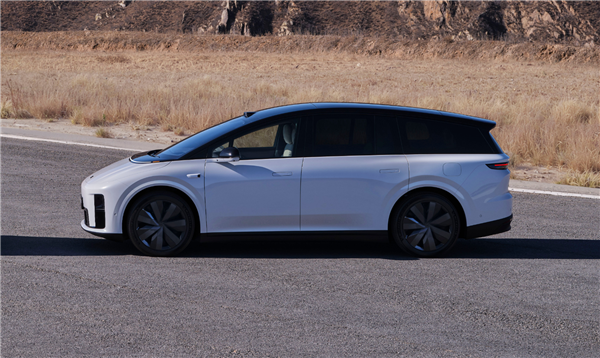 理想首款纯电SUV i8动态视频曝光：进沙漠耍一耍