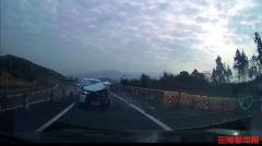 中控台东西掉一地，司机分心直接冲破护栏