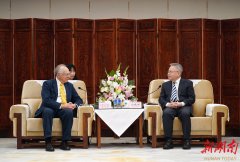 沈晓明与美国中华医学基金会理事长霍宁博